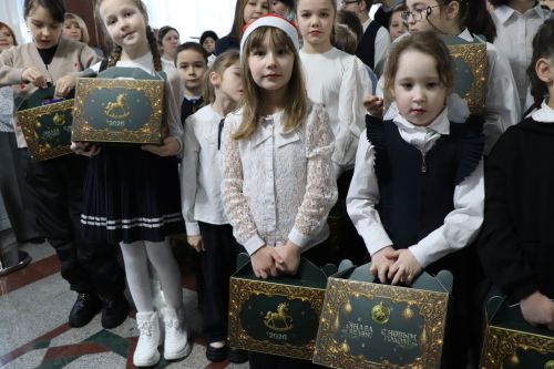Дамир Ишкинеев вручил новогодние подарки от Раиса РТ детям участников СВО