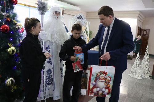 Волшебство продолжается: нурлатцы исполняют новогодние мечты детей