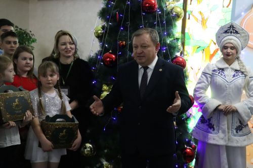 Дамир Ишкинеев вручил новогодние подарки от Раиса РТ детям участников СВО