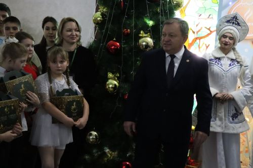 Дамир Ишкинеев вручил новогодние подарки от Раиса РТ детям участников СВО