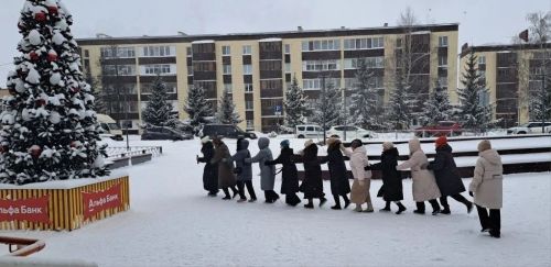 «Праздник к нам приходит»: в сквере «Музыкальный» прошла новогодняя программа от школы искусств «Сэлэт»