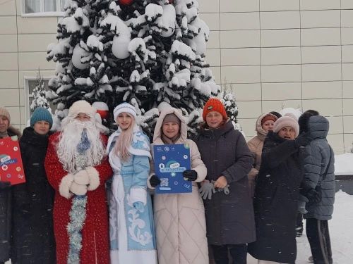 «Праздник к нам приходит»: в сквере «Музыкальный» прошла новогодняя программа от школы искусств «Сэлэт»