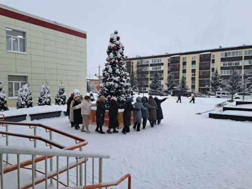 «Праздник к нам приходит»: в сквере «Музыкальный» прошла новогодняя программа от школы искусств «Сэлэт»