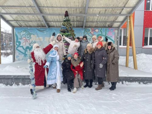 «Праздник к нам приходит»: в сквере «Музыкальный» прошла новогодняя программа от школы искусств «Сэлэт»