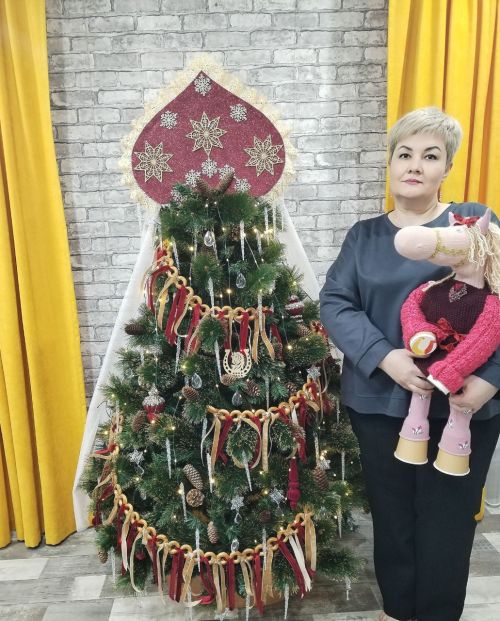 Мастерица из Нурлата создала символ 2026 года Лошадь и украсила дом в русском стиле