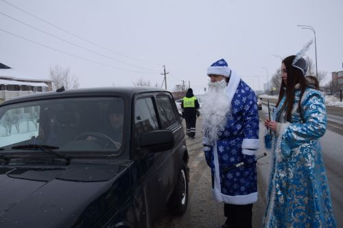Дед Мороз из Госавтоинспекции поздравил нурлатских водителей с Новым годом