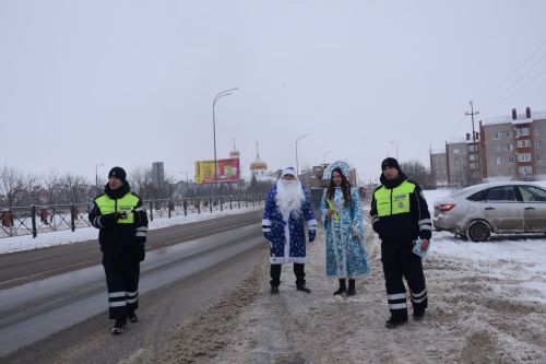 Дед Мороз из Госавтоинспекции поздравил нурлатских водителей с Новым годом