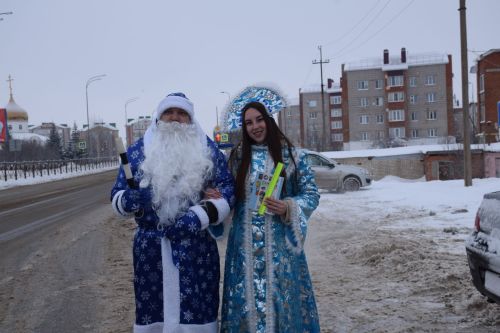 Дед Мороз из Госавтоинспекции поздравил нурлатских водителей с Новым годом