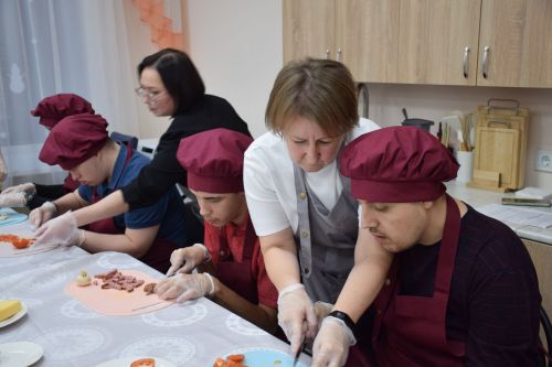 Подопечные группы дневного пребывания «Гармонии» провели мастер-класс по изготовлению пиццы