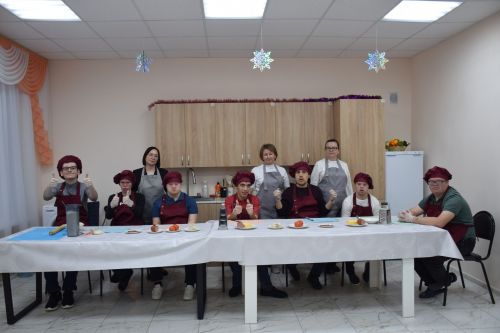 Подопечные группы дневного пребывания «Гармонии» провели мастер-класс по изготовлению пиццы