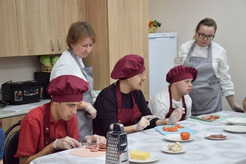 Подопечные группы дневного пребывания «Гармонии» провели мастер-класс по изготовлению пиццы