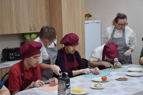Подопечные группы дневного пребывания «Гармонии» провели мастер-класс по изготовлению пиццы