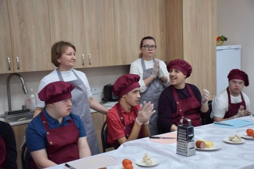 Подопечные группы дневного пребывания «Гармонии» провели мастер-класс по изготовлению пиццы