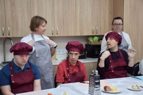 Подопечные группы дневного пребывания «Гармонии» провели мастер-класс по изготовлению пиццы