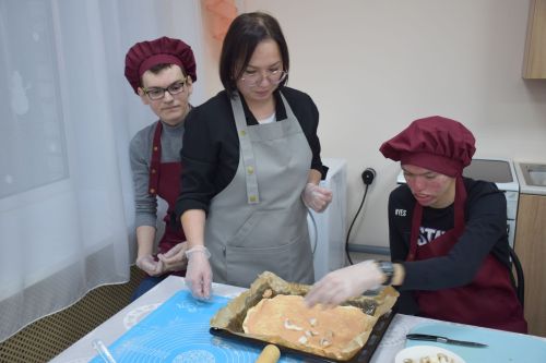 Подопечные группы дневного пребывания «Гармонии» провели мастер-класс по изготовлению пиццы