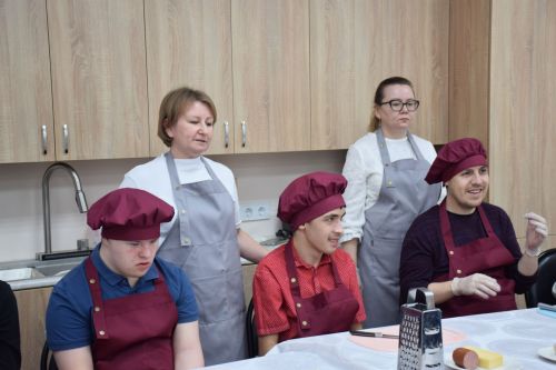 Подопечные группы дневного пребывания «Гармонии» провели мастер-класс по изготовлению пиццы