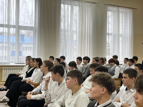 Подвиги героев – в сердцах поколений: в нурлатской школе прошла патриотическая беседа