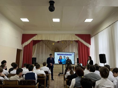 Подвиги героев – в сердцах поколений: в нурлатской школе прошла патриотическая беседа