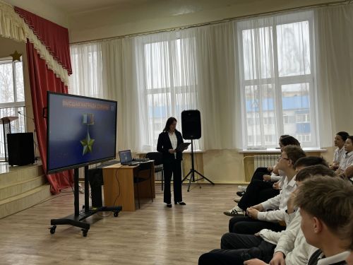 Подвиги героев – в сердцах поколений: в нурлатской школе прошла патриотическая беседа