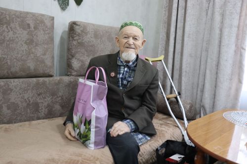 Глава Нурлатского района поздравил ветерана Великой Отечественной войны Каима Самигуллина с Днем Героев Отечества