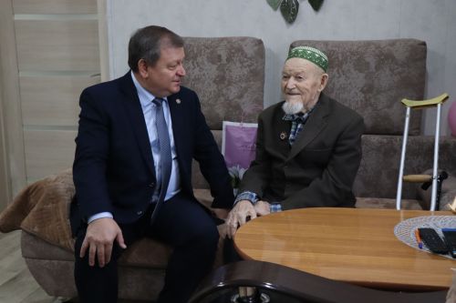 Глава Нурлатского района поздравил ветерана Великой Отечественной войны Каима Самигуллина с Днем Героев Отечества