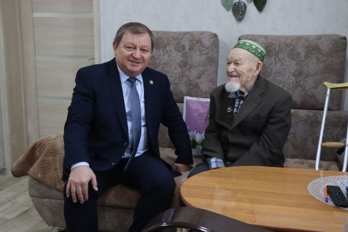 Глава Нурлатского района поздравил ветерана Великой Отечественной войны Каима Самигуллина с Днем Героев Отечества