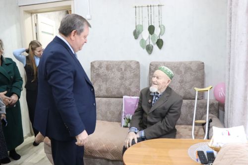 Глава Нурлатского района поздравил ветерана Великой Отечественной войны Каима Самигуллина с Днем Героев Отечества