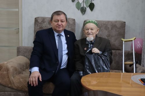Глава Нурлатского района поздравил ветерана Великой Отечественной войны Каима Самигуллина с Днем Героев Отечества