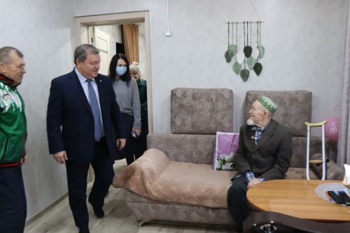 Глава Нурлатского района поздравил ветерана Великой Отечественной войны Каима Самигуллина с Днем Героев Отечества