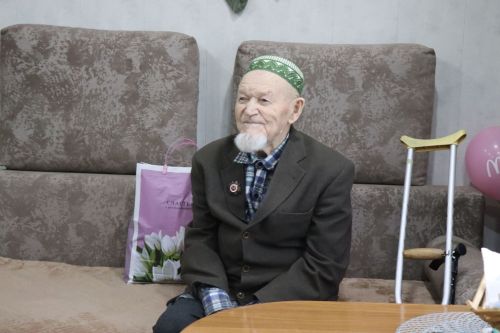 Глава Нурлатского района поздравил ветерана Великой Отечественной войны Каима Самигуллина с Днем Героев Отечества