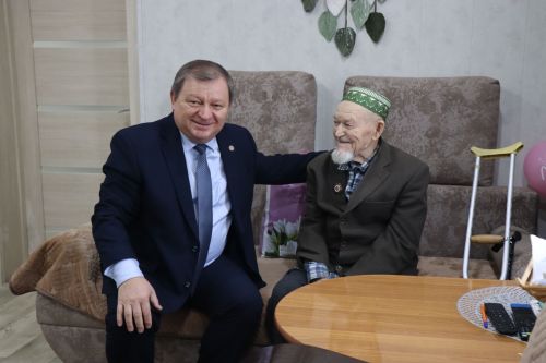 Глава Нурлатского района поздравил ветерана Великой Отечественной войны Каима Самигуллина с Днем Героев Отечества