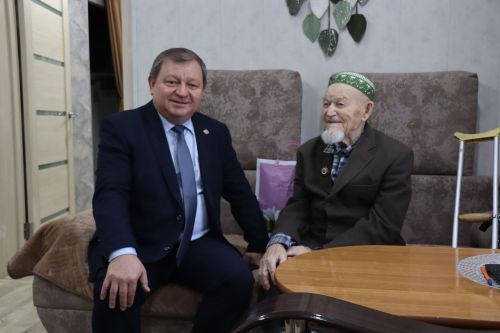 Глава Нурлатского района поздравил ветерана Великой Отечественной войны Каима Самигуллина с Днем Героев Отечества