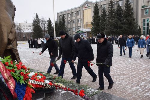 В Нурлате состоялся торжественный митинг, посвященный Дню Героев Отечества (+фоторепортаж)