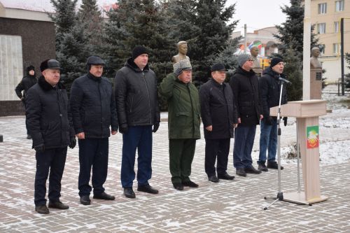 В Нурлате состоялся торжественный митинг, посвященный Дню Героев Отечества (+фоторепортаж)