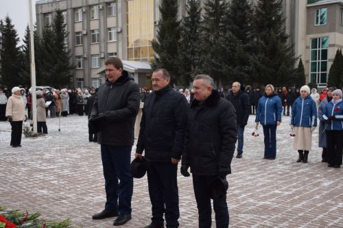 В Нурлате состоялся торжественный митинг, посвященный Дню Героев Отечества (+фоторепортаж)