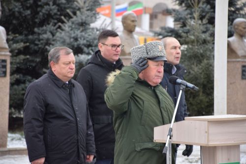 В Нурлате состоялся торжественный митинг, посвященный Дню Героев Отечества (+фоторепортаж)