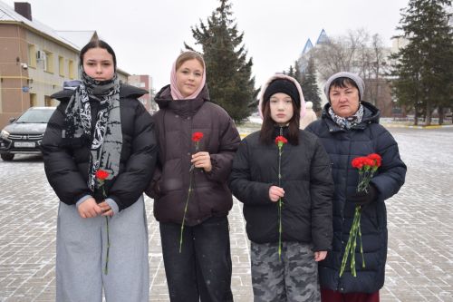 В Нурлате состоялся торжественный митинг, посвященный Дню Героев Отечества (+фоторепортаж)