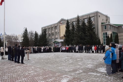 В Нурлате состоялся торжественный митинг, посвященный Дню Героев Отечества (+фоторепортаж)