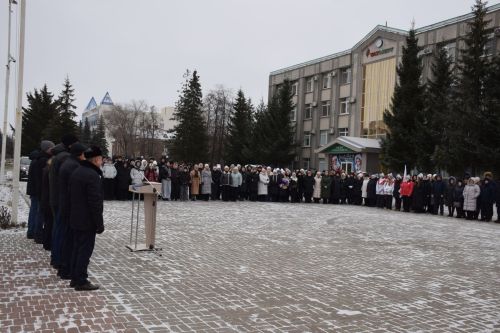 В Нурлате состоялся торжественный митинг, посвященный Дню Героев Отечества (+фоторепортаж)