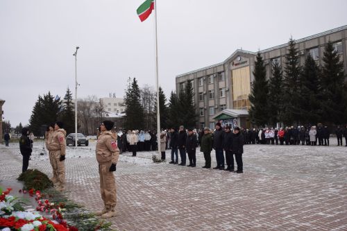 В Нурлате состоялся торжественный митинг, посвященный Дню Героев Отечества (+фоторепортаж)