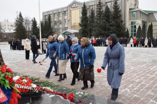 В Нурлате состоялся торжественный митинг, посвященный Дню Героев Отечества (+фоторепортаж)
