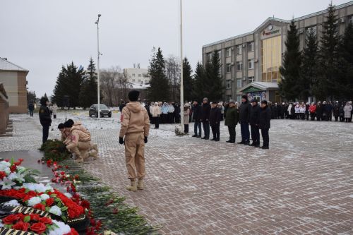 В Нурлате состоялся торжественный митинг, посвященный Дню Героев Отечества (+фоторепортаж)
