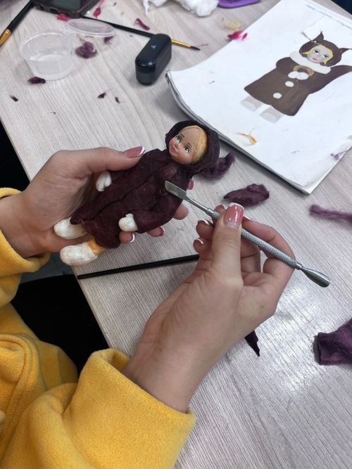 Юные художники из школы «Сэлэт» изготавливают ватные игрушки