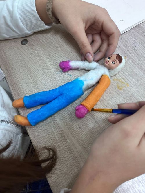 Юные художники из школы «Сэлэт» изготавливают ватные игрушки