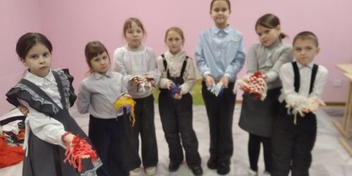 Юных мамыковцев научили вязать