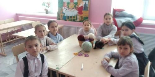 Юных мамыковцев научили вязать