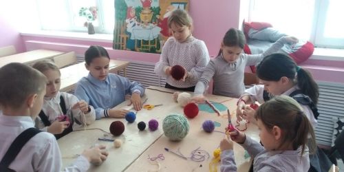 Юных мамыковцев научили вязать
