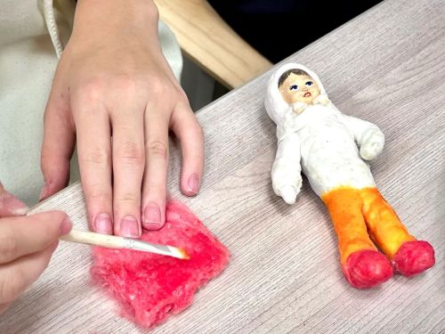 Юные художники из школы «Сэлэт» изготавливают ватные игрушки
