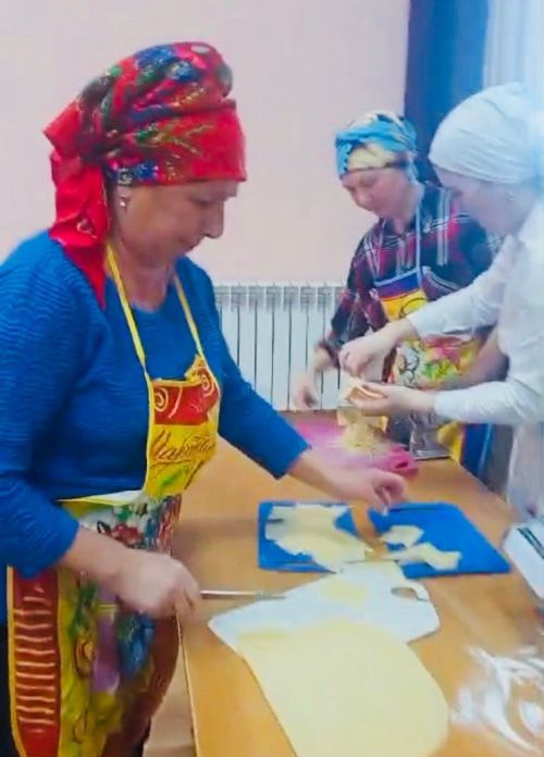 В Бурметьевском сельском поселении приготовили домашнюю лапшу для участников СВО