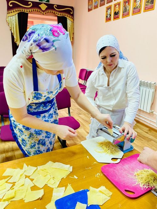 В Бурметьевском сельском поселении приготовили домашнюю лапшу для участников СВО